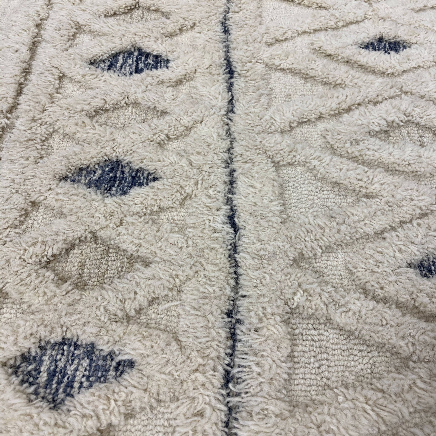 Sinuous-54112 Casual Hand-Tufted Cream/Navy Cotton Indoor Area Rug - LR Home