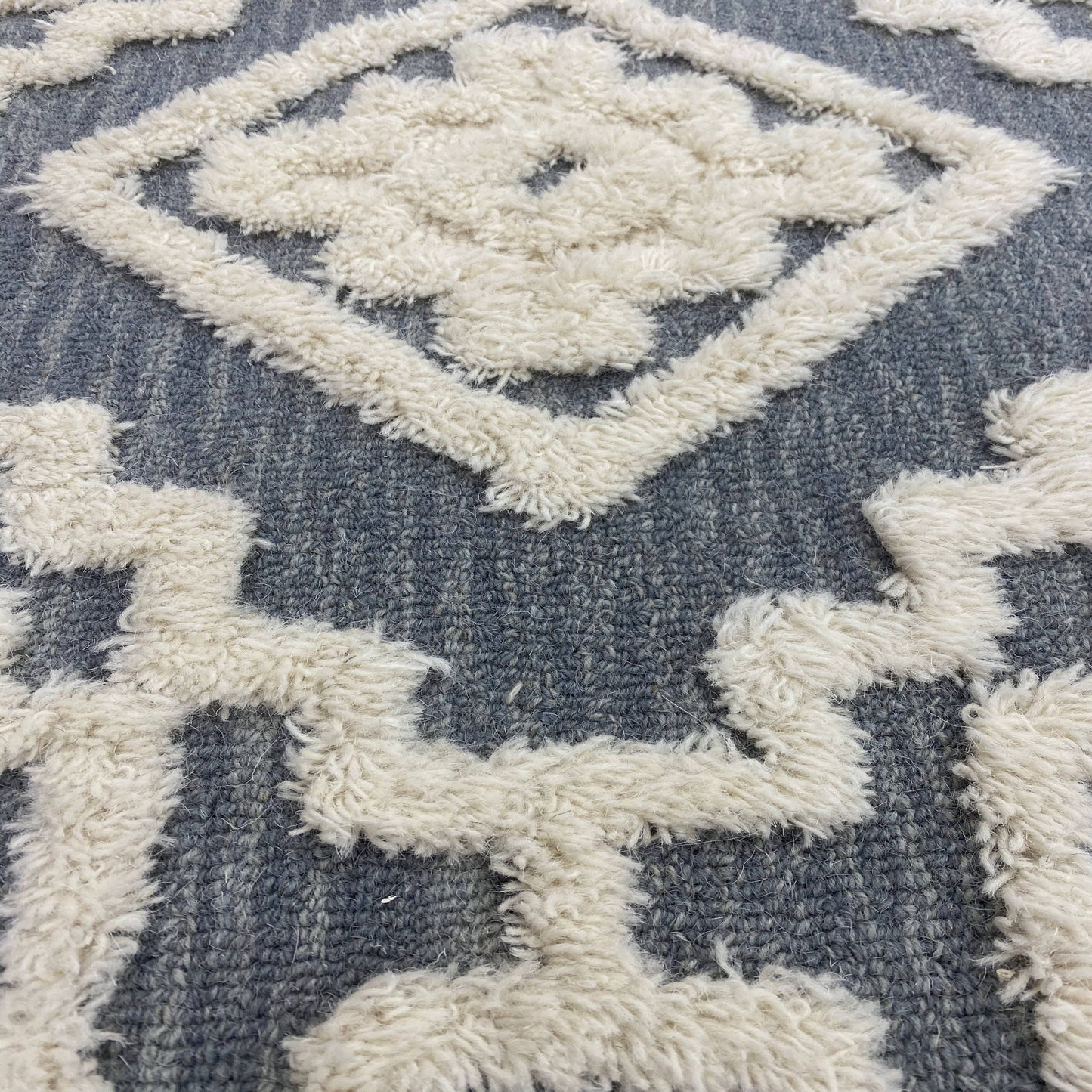 Sinuous-54113 Casual Hand-Tufted Gray/Cream Cotton Indoor Area Rug - LR Home