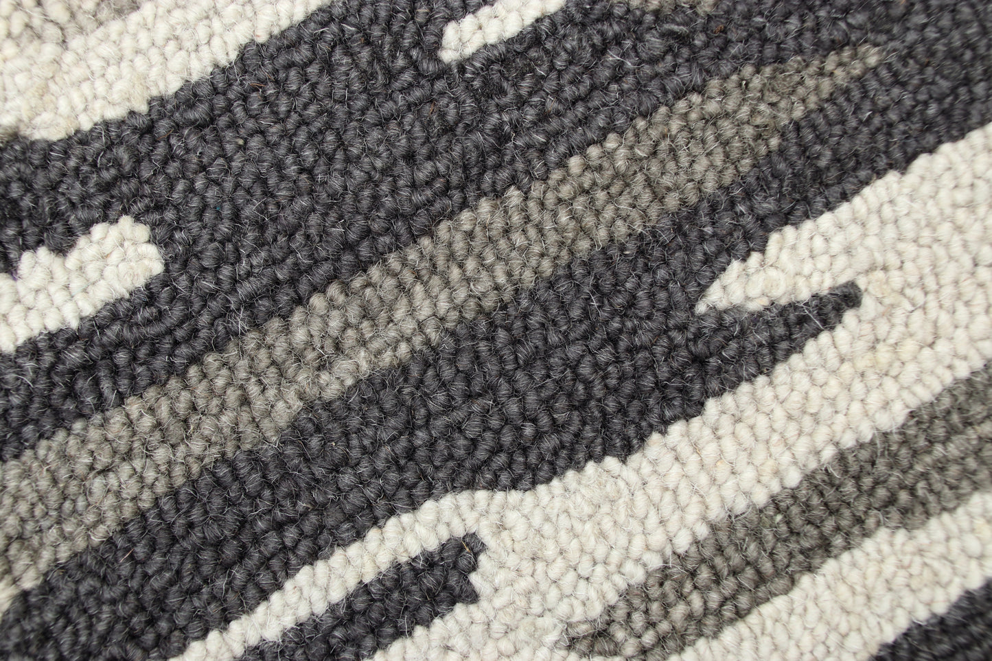Sinuous-54122 Casual Hand-Tufted Black/Gray Cotton Indoor Area Rug - LR Home