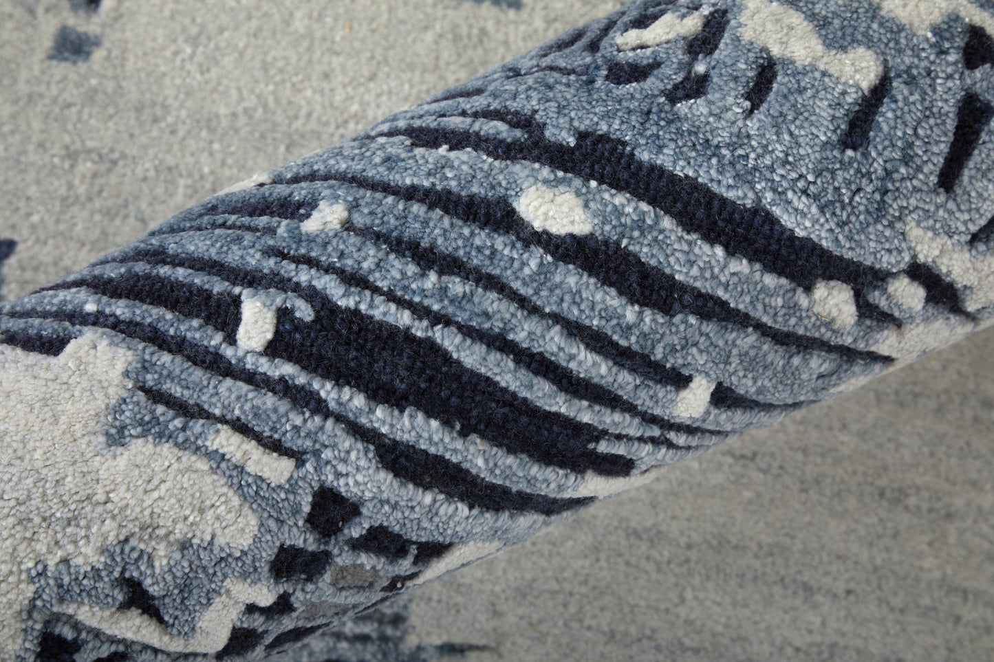 Zarah Modern/Bohemian & Eclectic Blue/Ivory Accent Rug