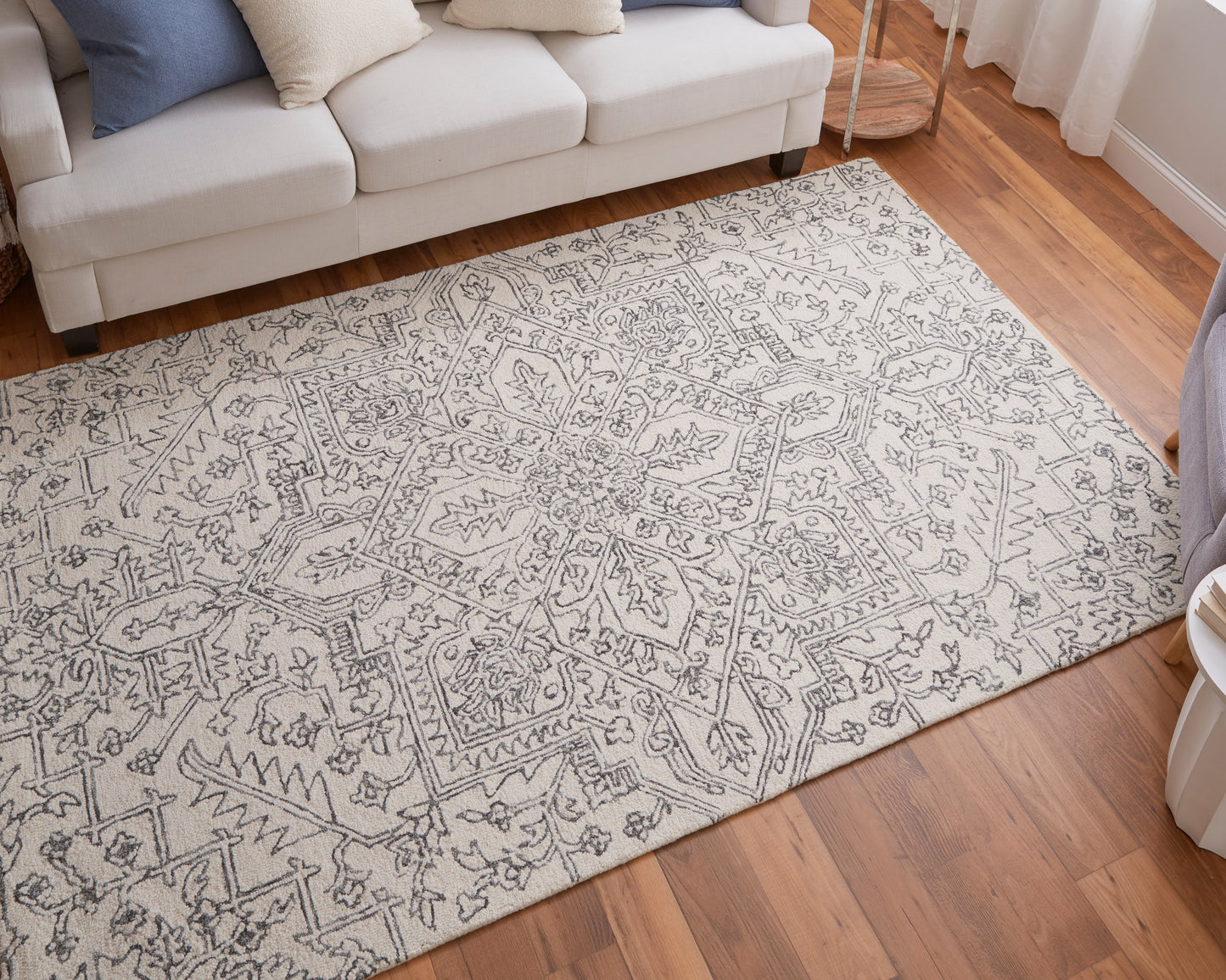Belfort Transitional/Vintage/Classic White/Gray Area Rug