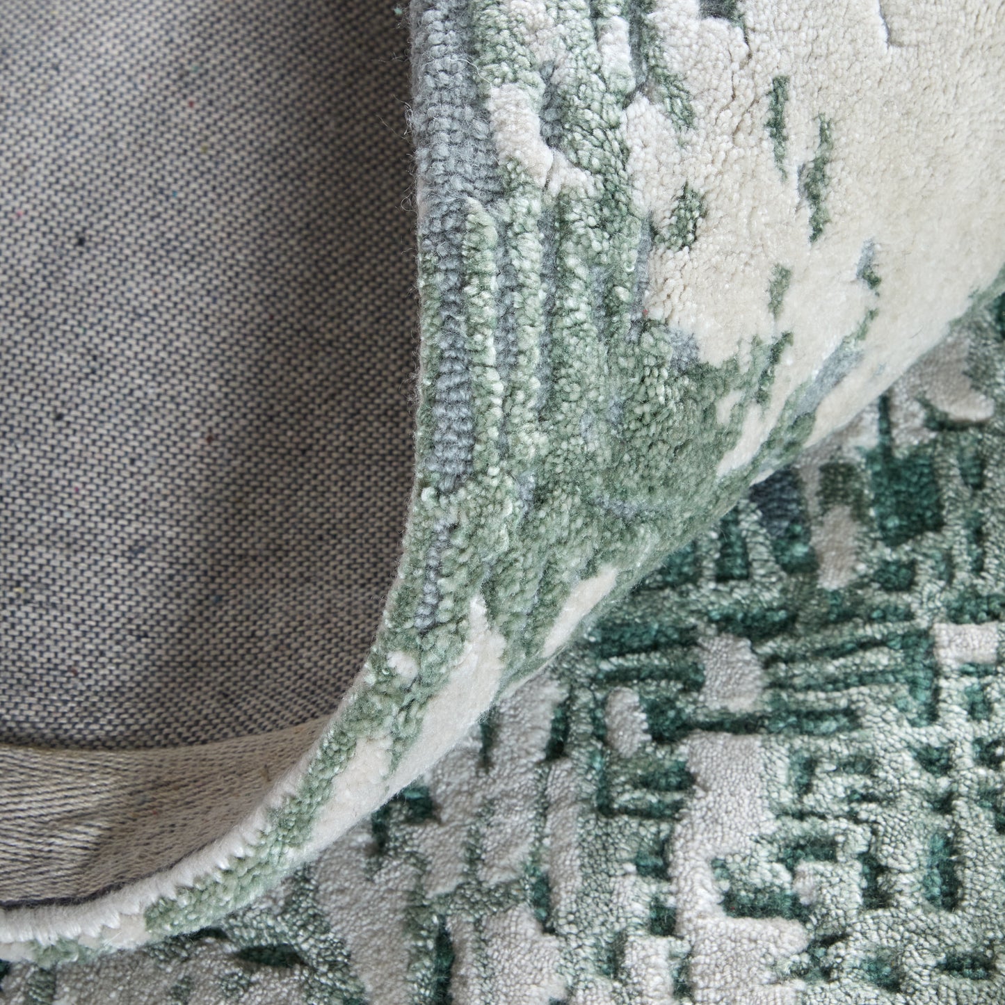 Zarah Modern/Bohemian & Eclectic Green/White Accent Rug