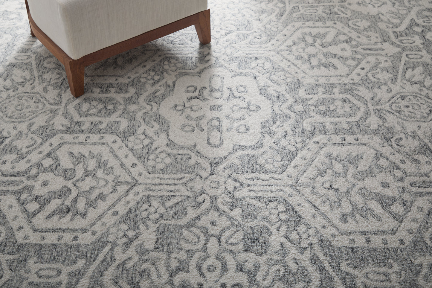 Belfort Traditional/Casual/Global Gray/White Area Rug
