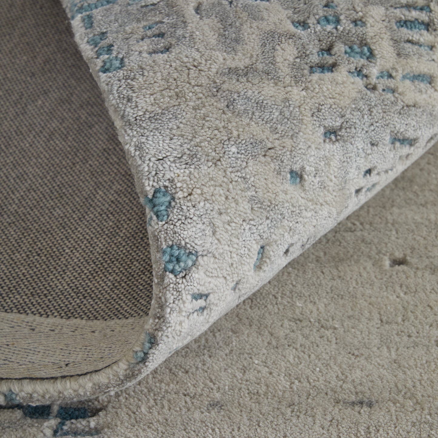 Zarah Modern/Bohemian & Eclectic Gray/Taupe/Blue Accent Rug