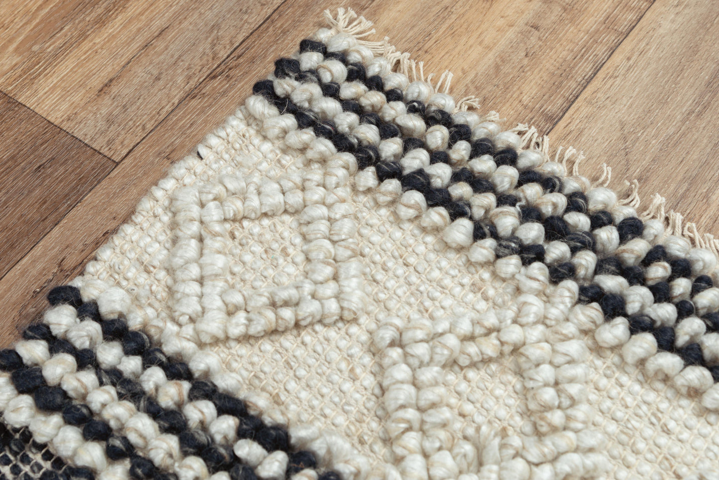 Capri CPI104 Beige/Navy Hand-Woven Rug - Rizzy