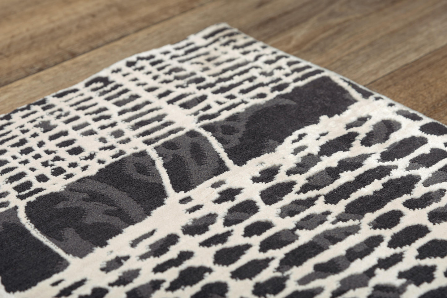 Emerge EMG926 Beige/Black Machine-Made Rug - Rizzy