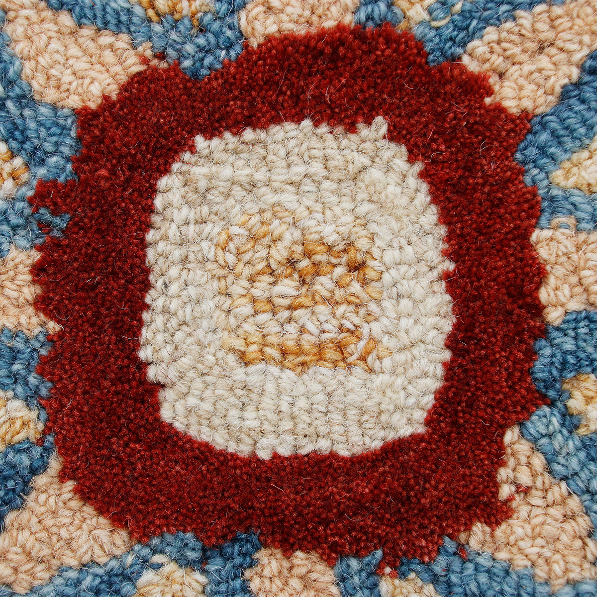 RugsA Beige/Blue Medallion Wool Round Rug - close-up detail