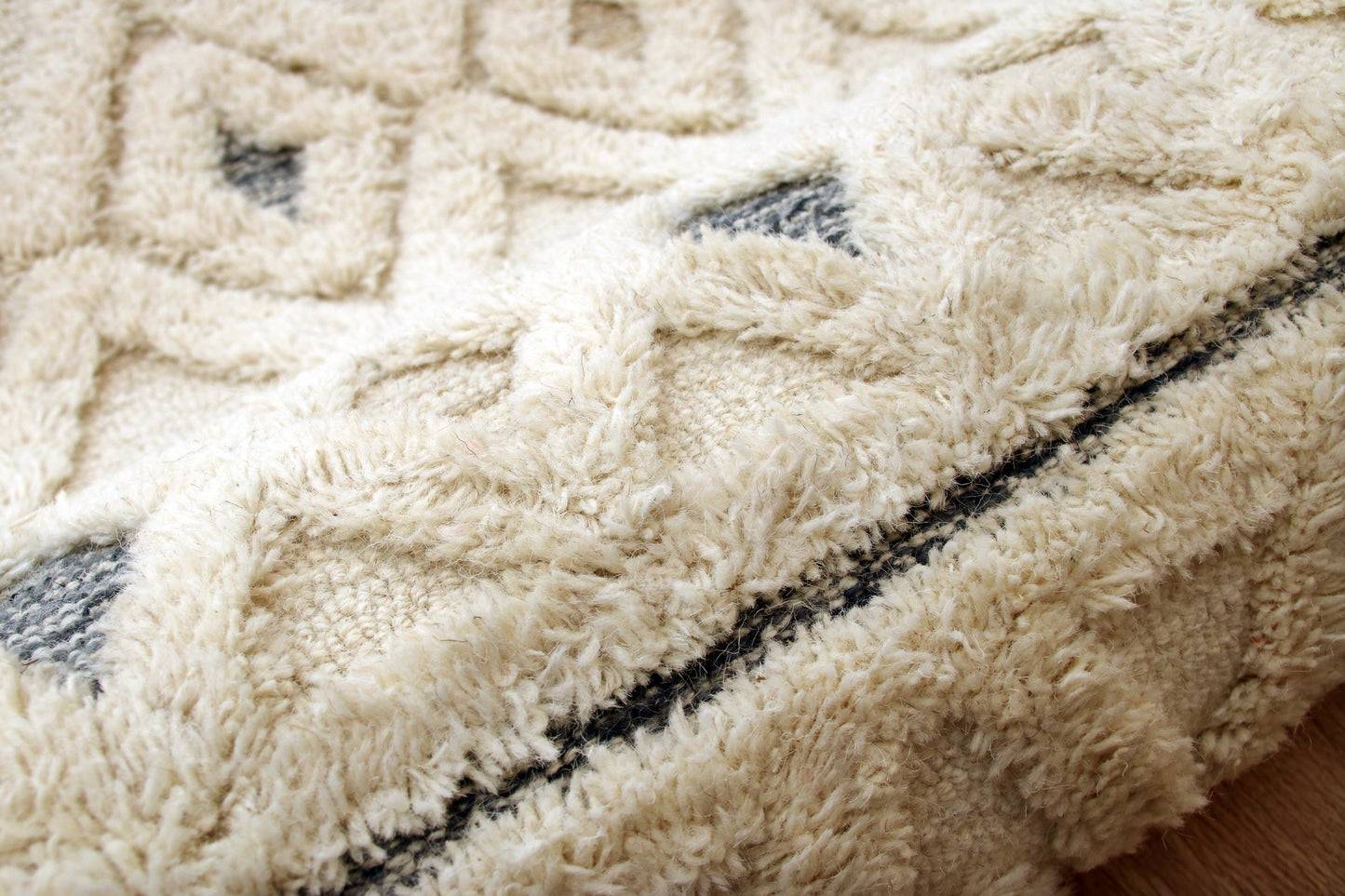 Sinuous-54112 Casual Hand-Tufted Cream/Navy Cotton Indoor Area Rug - LR Home