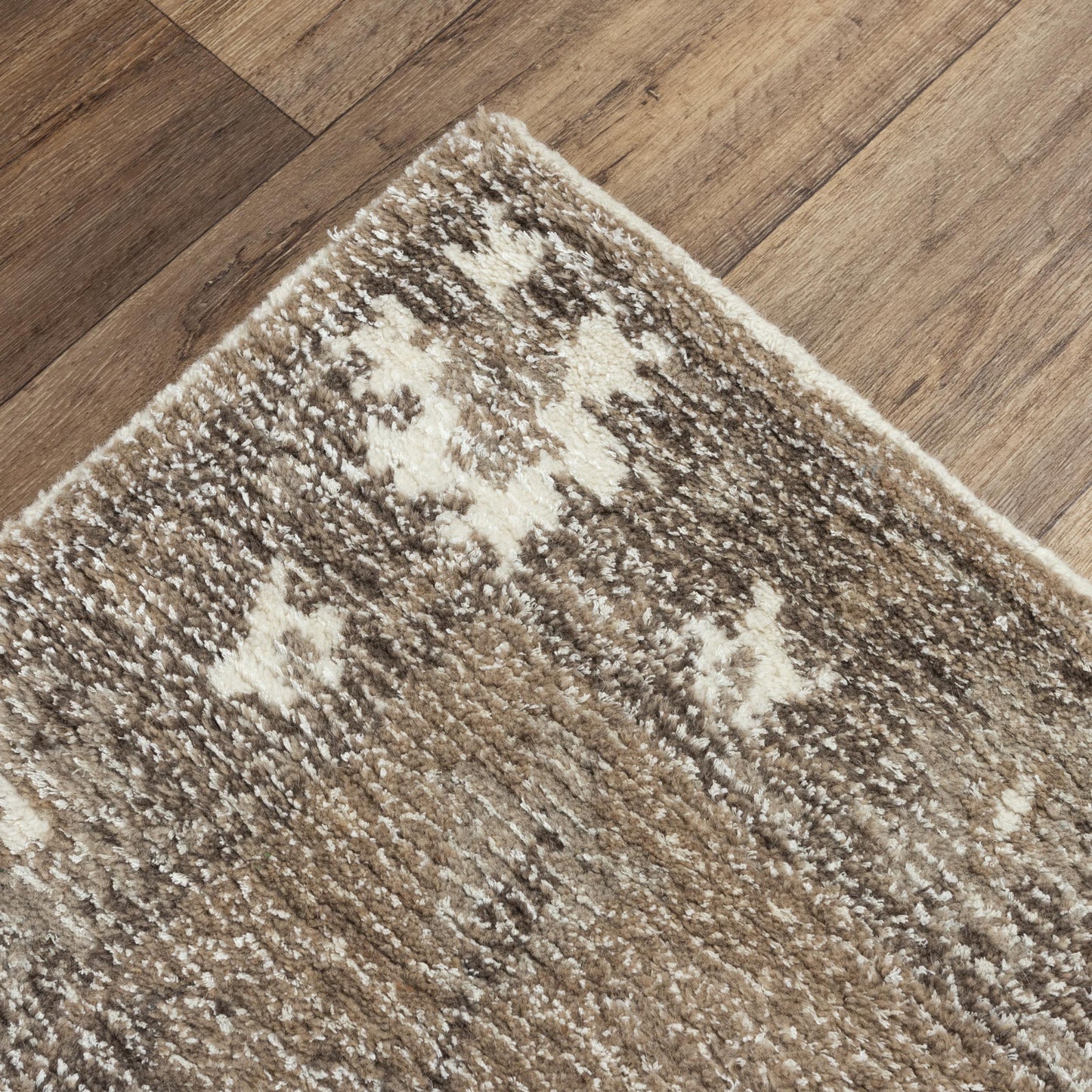 Serena SNA924 Brown Hand-Tufted Rug - Rizzy