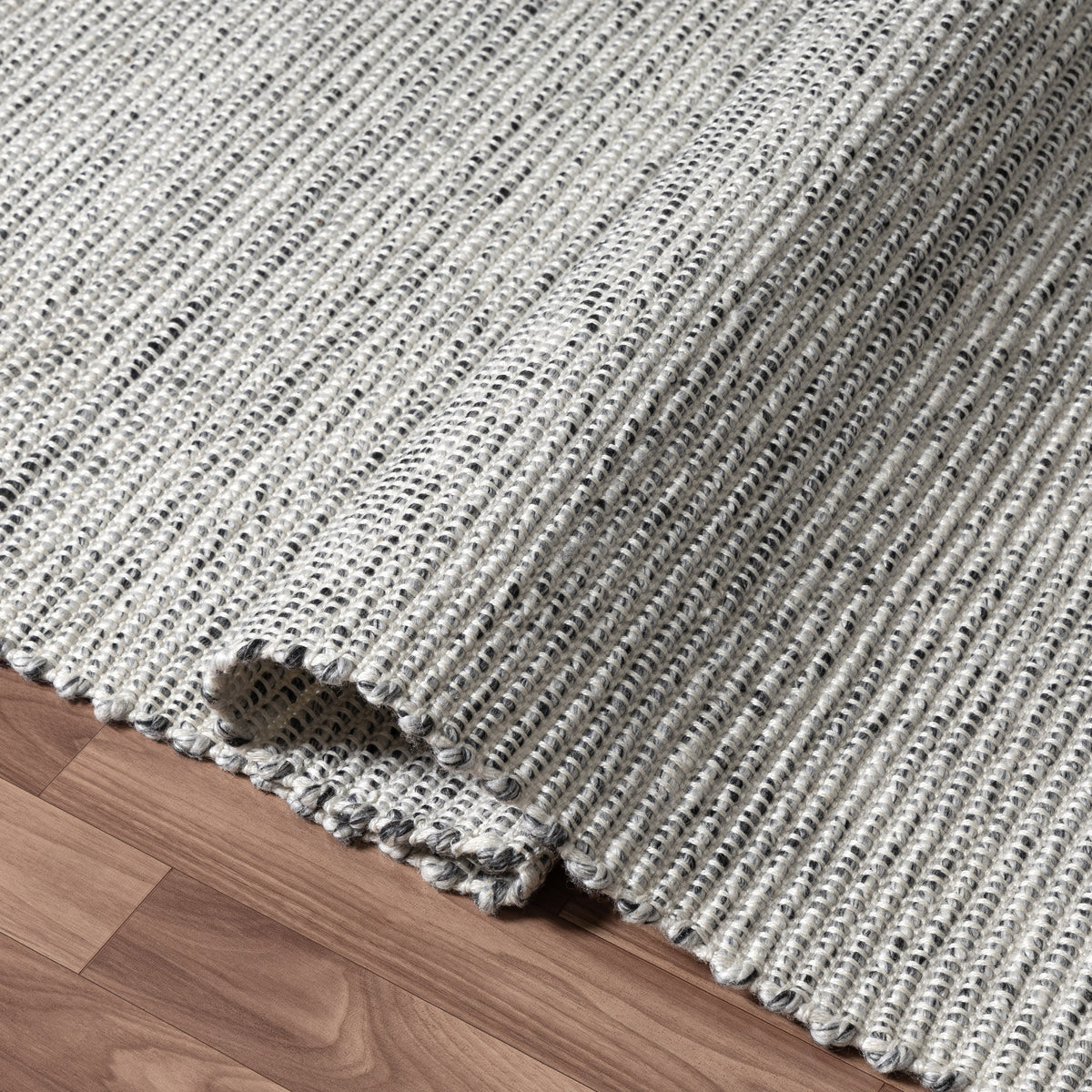 Silver/Ivory Contemporary Solid Hand-Woven Polyester Indoor Area Rug - close-up detail
