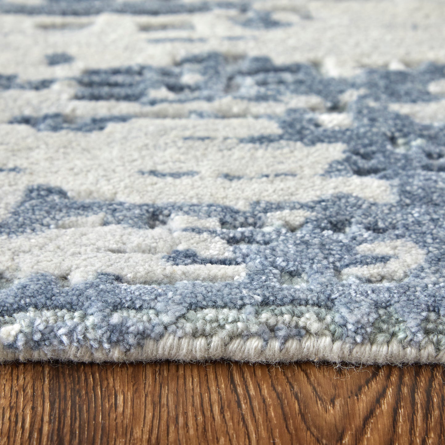 Zarah Modern/Bohemian & Eclectic Blue/Ivory Accent Rug