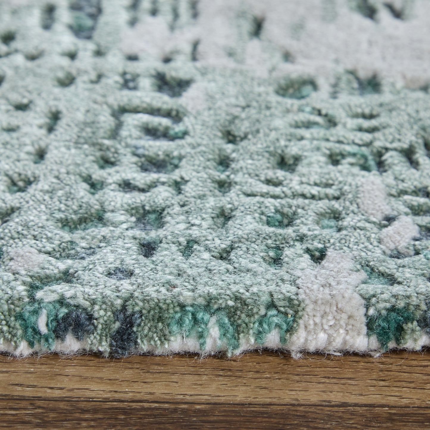 Zarah Modern/Bohemian & Eclectic Green/White Accent Rug