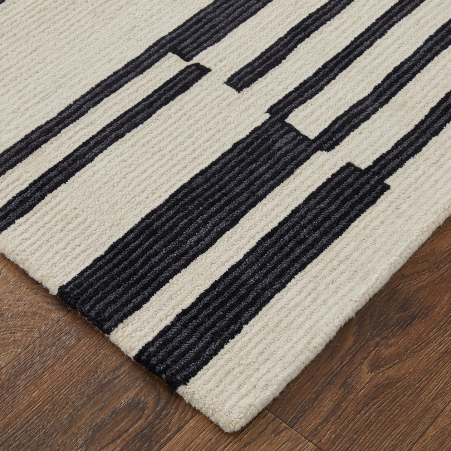 Maguire Transitional/Industrial/Mid-Century Modern Ivory/Black Area Rug