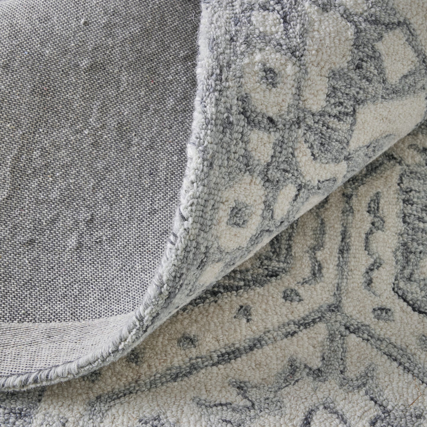 Belfort Traditional/Casual/Global Gray/White Area Rug