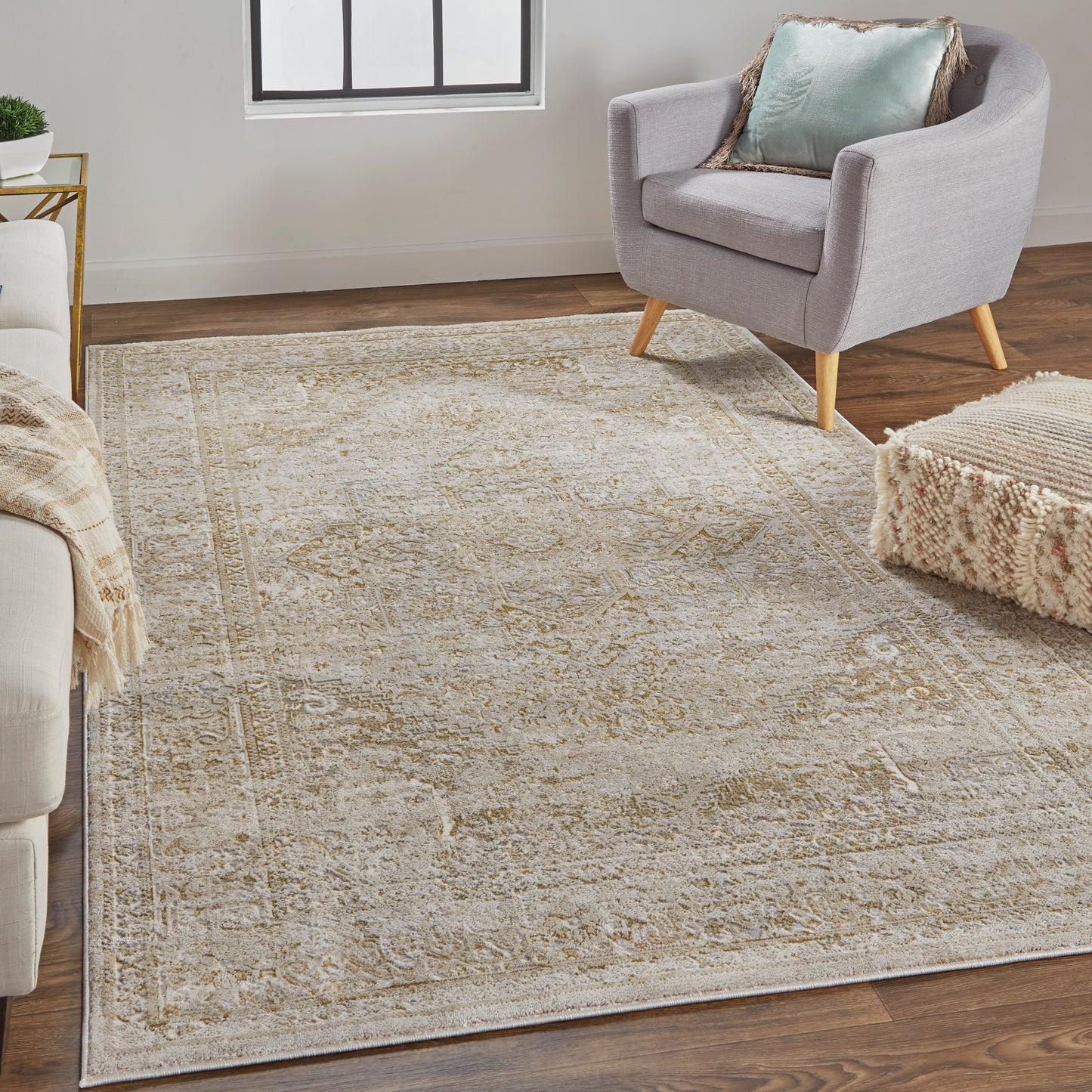 Aura Modern/Classic/Persian Ivory/Gold Area Rug