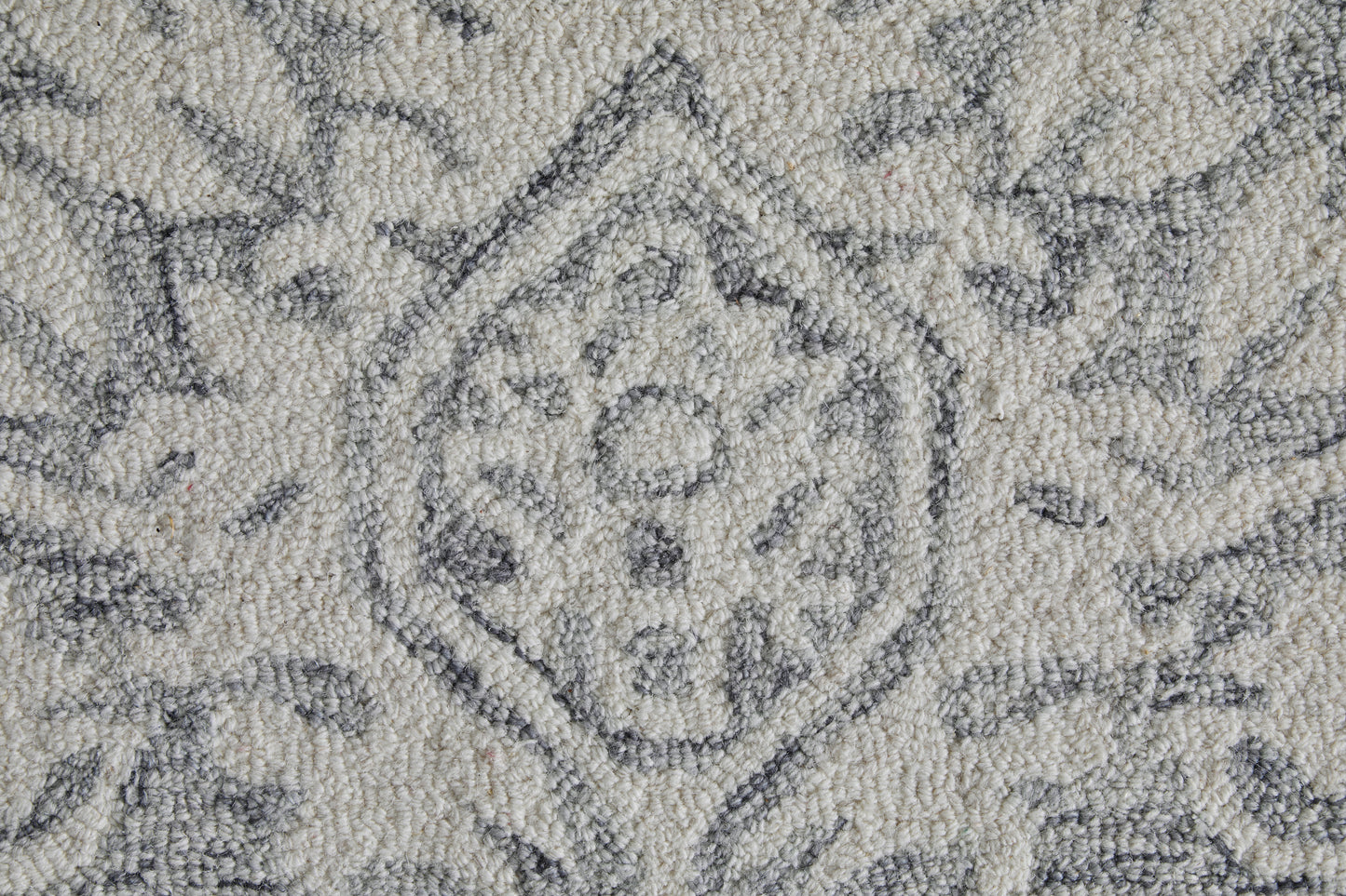 Belfort Traditional/Casual/Global Gray/White Area Rug