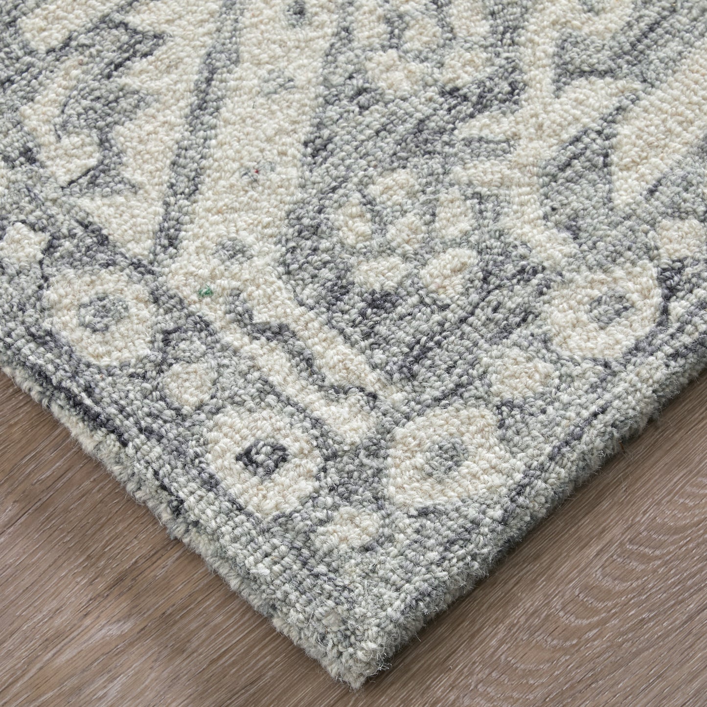 Belfort Traditional/Casual/Global Gray/White Area Rug