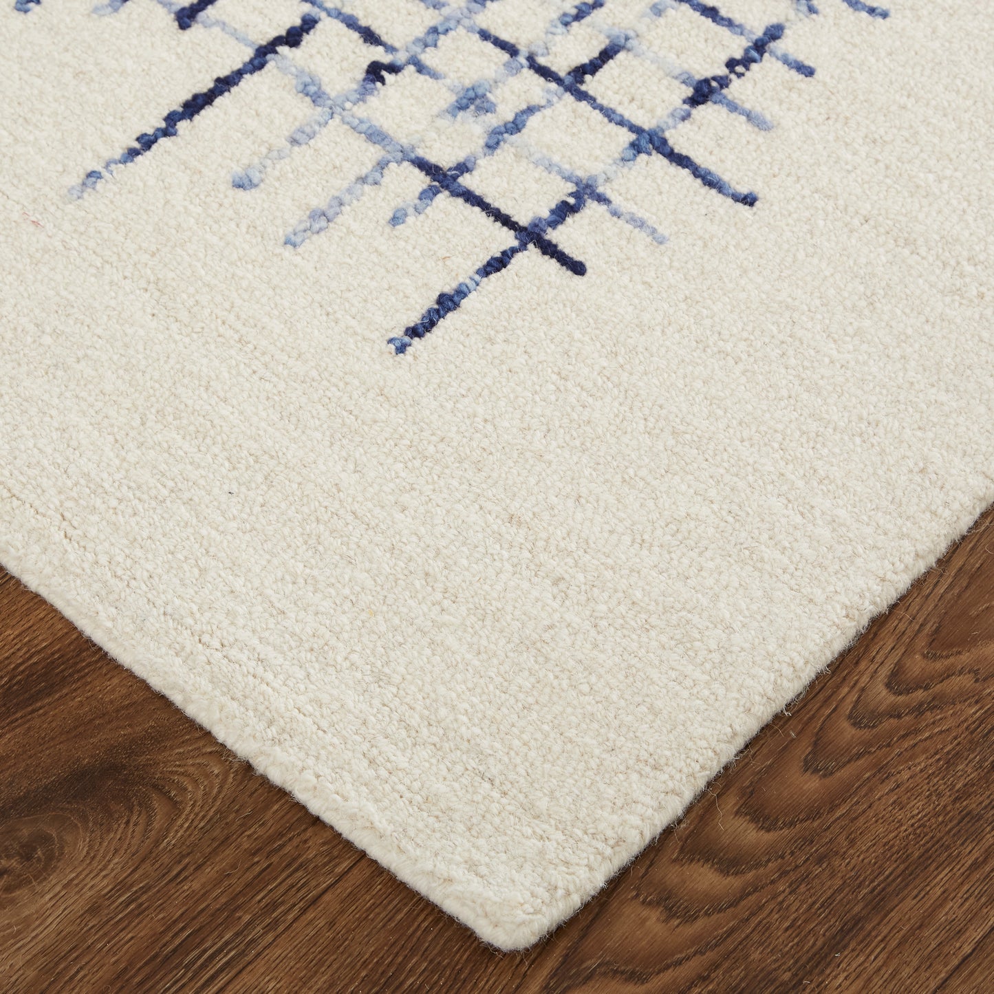 Maddox Transitional/Casual Ivory/Blue Area Rug