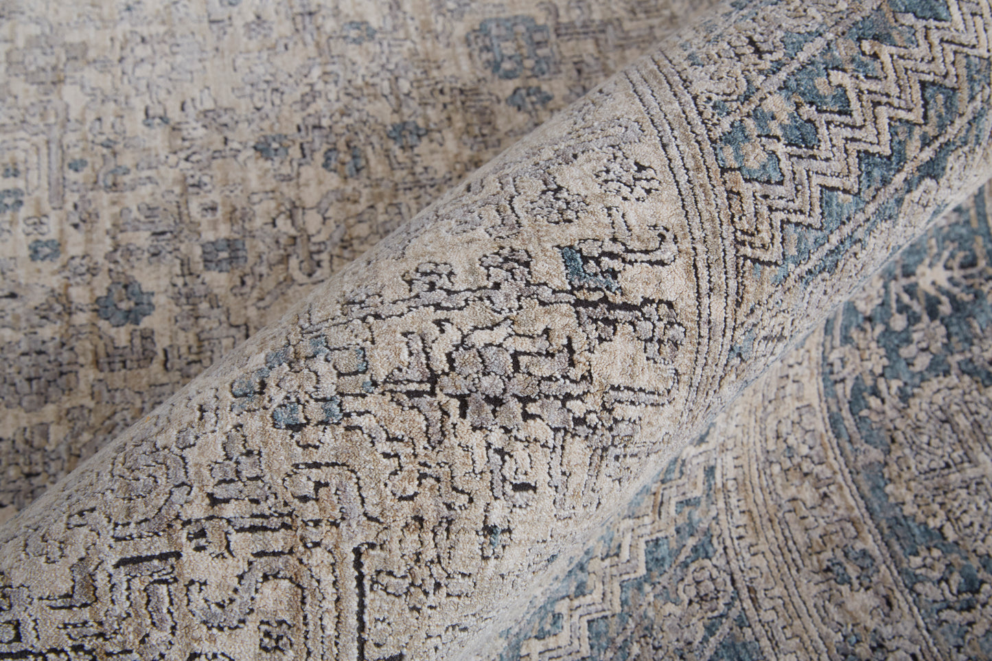 Marquette Transitional/Bohemian & Eclectic/Vintage Taupe/Gray/Blue Accent Rug