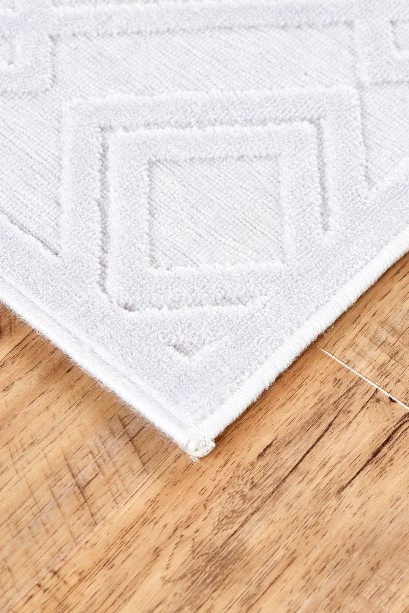Saphir Mira Modern/Mid-Century Modern Geometric/Diamond/Solid White - Feizy Rug