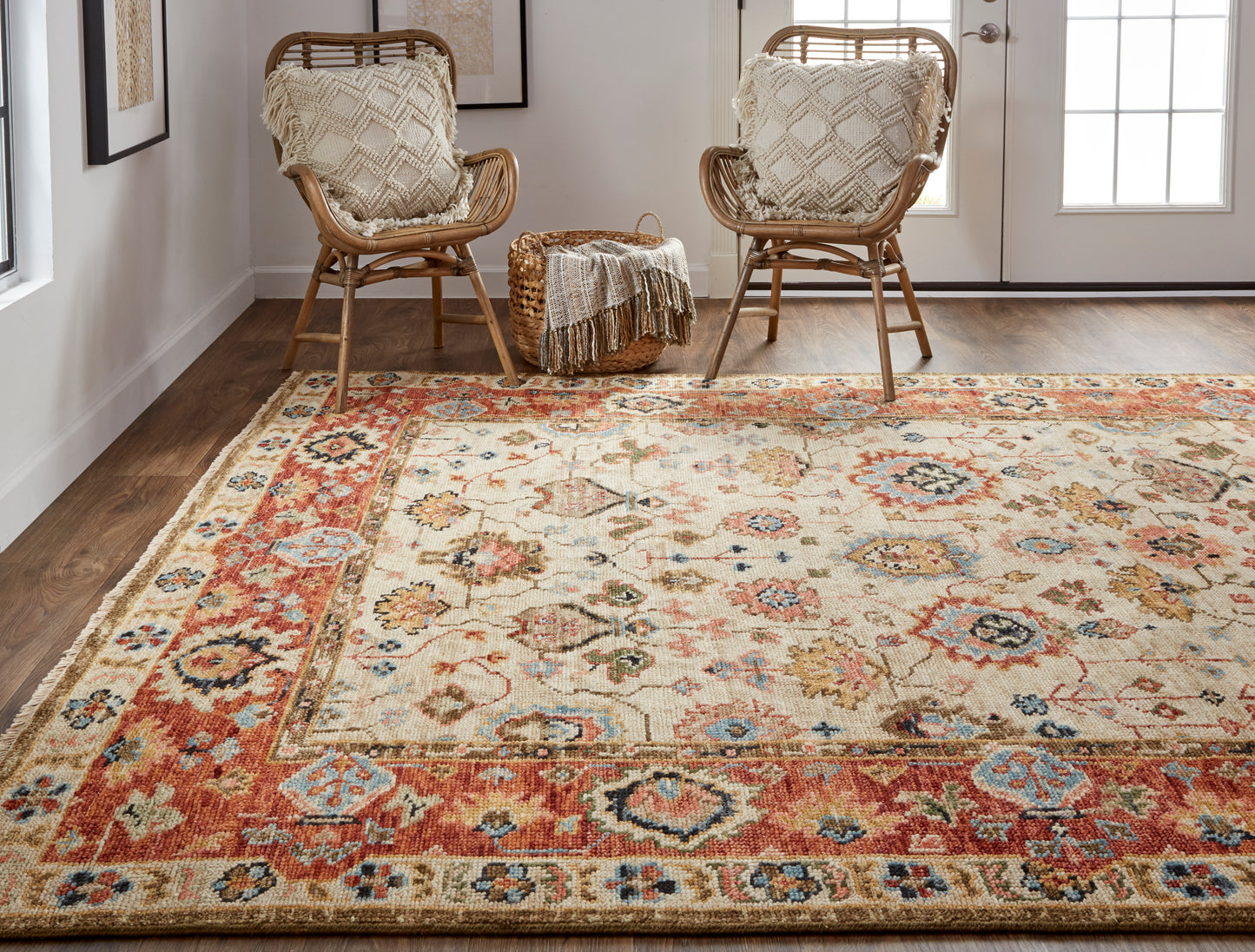 Carrington Traditional/Vintage/Classic Ivory/Red/Blue Accent Rug