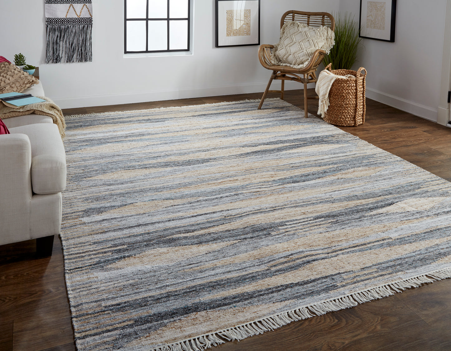 Beckett Transitional/Moroccan/Bohemian & Eclectic Gray/Tan/Silver Accent Rug