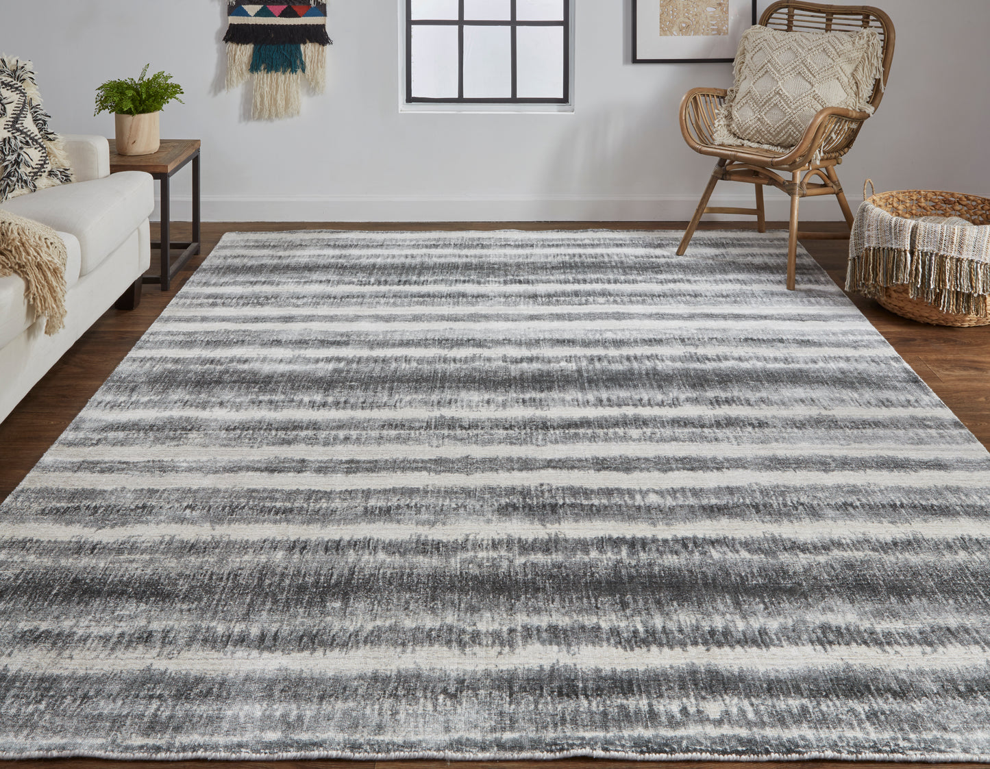 Mackay Transitional/Casual Gray/Ivory/Black Accent Rug