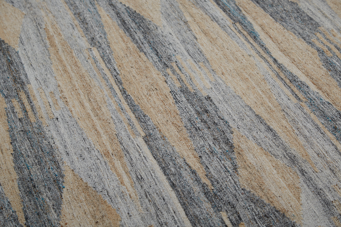 Beckett Transitional/Moroccan/Bohemian & Eclectic Gray/Tan/Silver Accent Rug